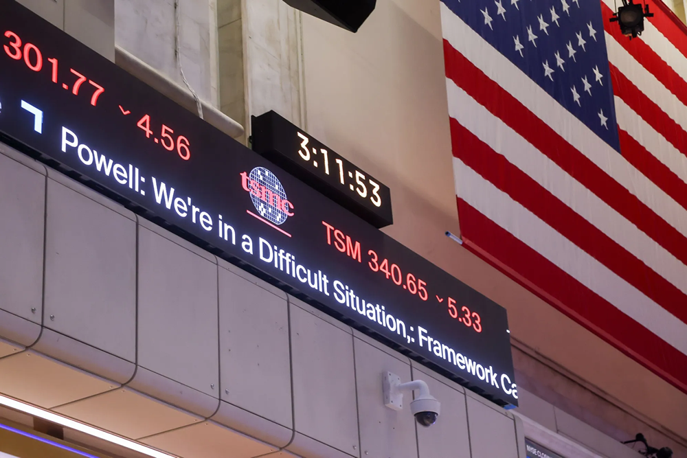 The Federal Reserve kept interest rates unchanged amid rising oil prices fueled by the war, causing both stock and bond markets to fall.