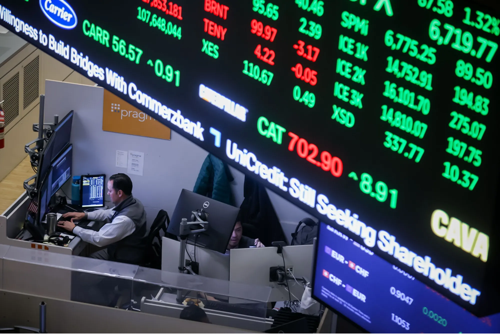 Oil prices broke through $96, and global stock markets rose cautiously.